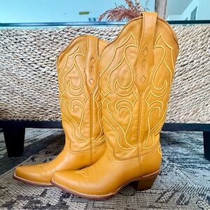 ‼️NEVER WORN‼️ Golden Western Heeled Boots